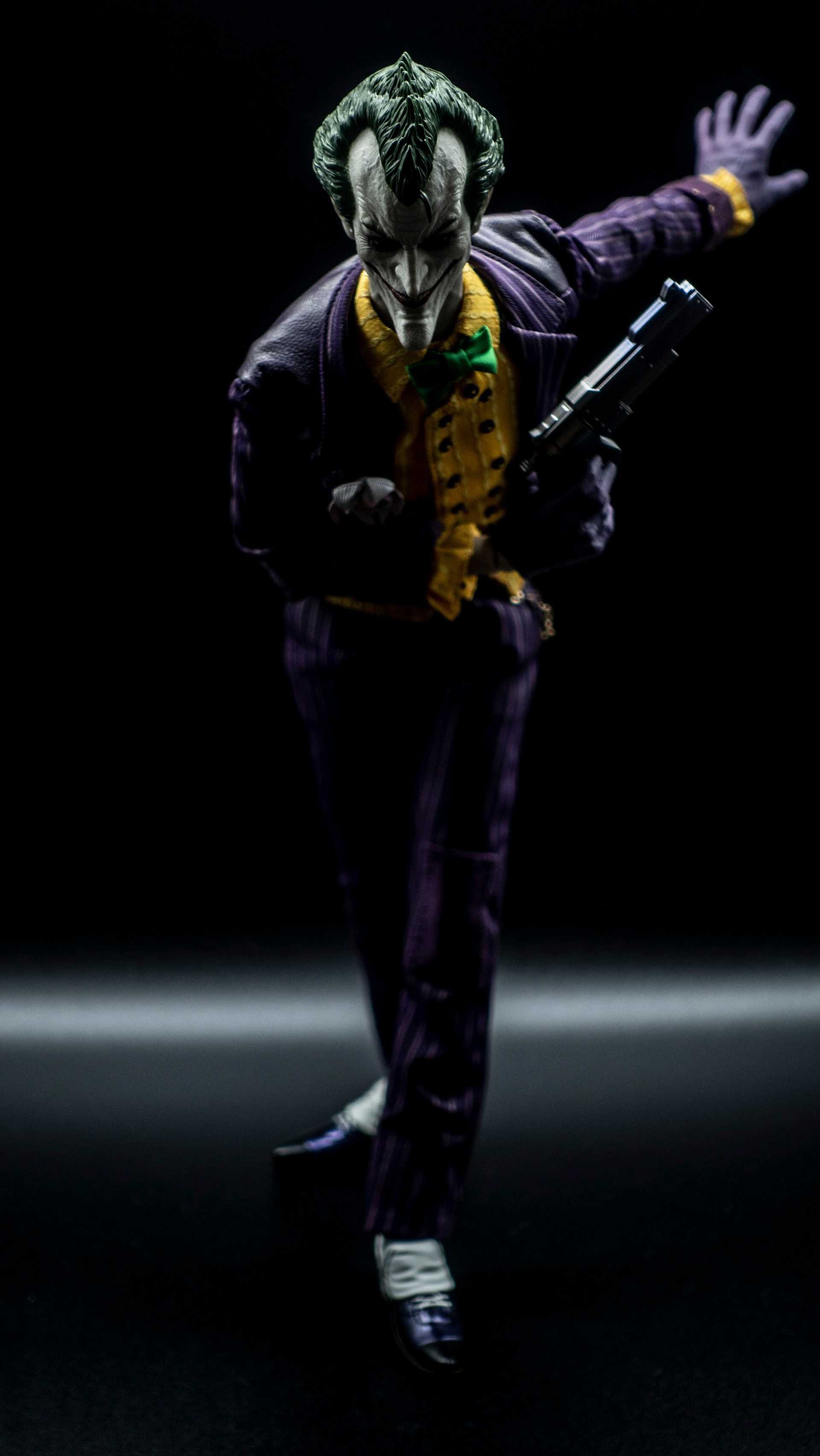 Hot Toys Arkham Asylum Joker 1/6 Scale Figure | Figround