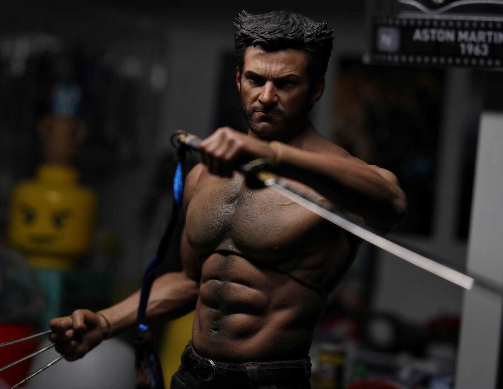 Hot Toys Wolverine with World Box AT012 Body | Figround