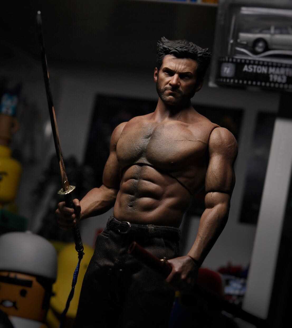 Hot Toys Wolverine with World Box AT012 Body | Figround