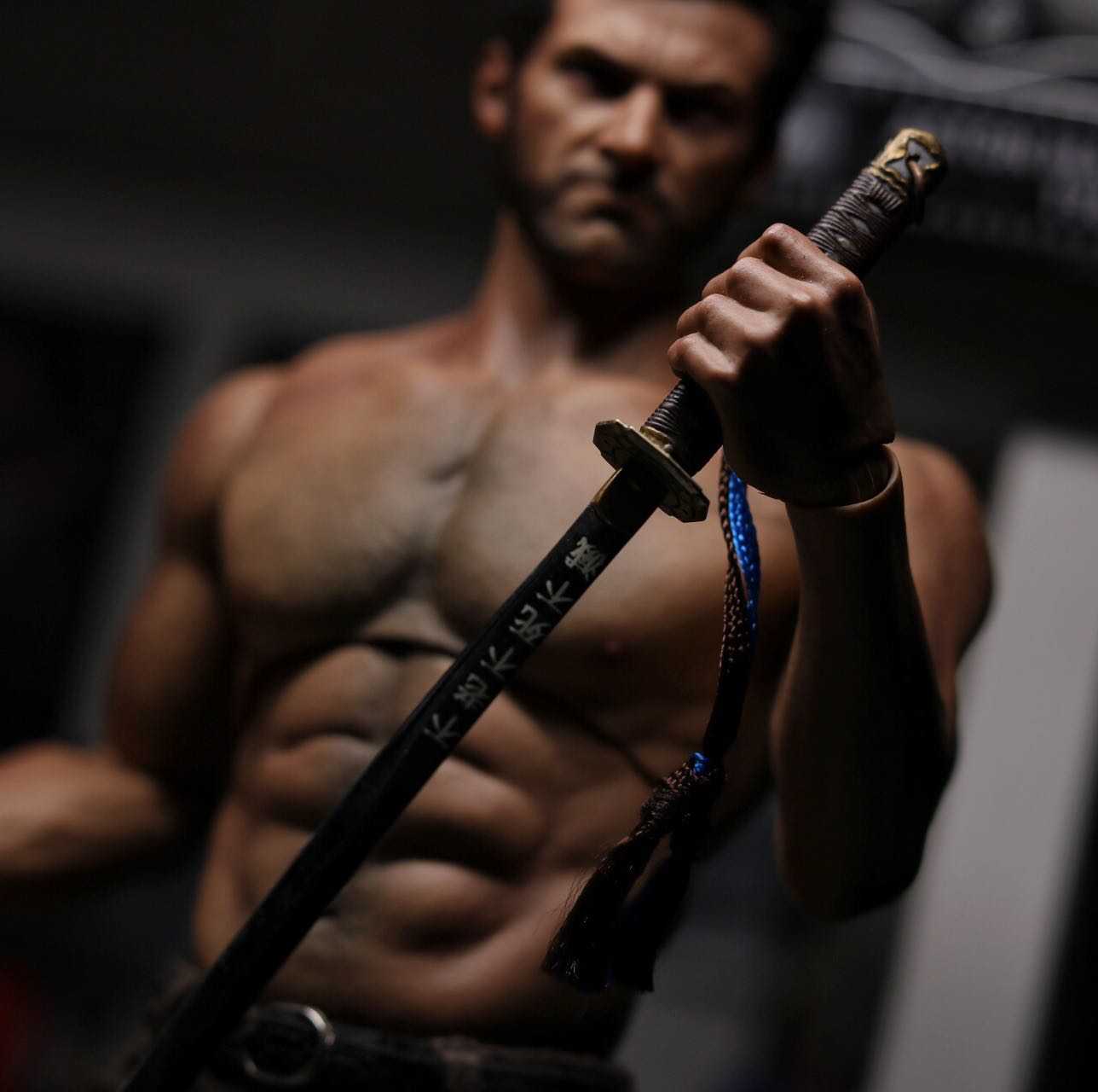 Hot Toys Wolverine with World Box AT012 Body | Figround